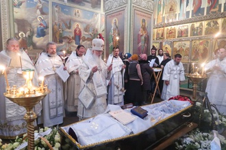 Отпевание отца Геннадия Степанова. Валдай, 25.12.2022. <br>Ист.: Митрополит Лев и епископ Ефрем совершили Литургию и отпевание новопреставленного протоиерея Геннадия Степанова ...