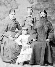 Священник Иоанн Сахаров с супругой, сыном Николаем и дочерью Клавдией. Кон. XIX в.<br>Ист.: ihtus.ru