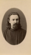 Священник Александр Васильевич Коновалов, член совета Красноярского епархиального женского училища. 1890-е. Место хранения фотографии: Краевое государственное учреждение культуры «Красноярский краевой краеведческий музей». Опубл.: https://goskatalog.ru/portal/#/collections?id=17191271