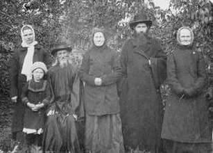 Священник Николай Агафонников с родителями и дочерью Лидией. Ок. 1917<br>Ист.: Новомученики, исповедники ...