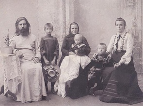 Священник Вячеслав Соллертинский с семьей. 1900-е<br>
Ист.: Астраханское духовенство