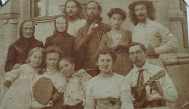 Семья Колосовых-Успенских.
Отец Петр Колосов стоит в верхнем ряду слева, рядом с ним священномученик Петр (Успенский)
