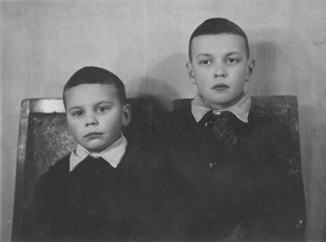 Сыновья — Георгий (слева) и Леонид.<br>Ист.: Священномученик протоиерей Ярослав Савицкий // Сайт русского писателя Александра Трофимова