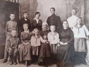 Семья прот. Леонида Славина. Галина (будущая супруга священника Николая Шмарина) стоит между родителями. 1914<br>Ист.: Иерей Николай Петрович Шмарин (1906–1942 гг.)