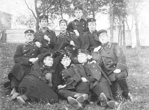 Николай Поспелов (крайний слева в верхнем ряду) среди учащихся Владимирской духовной семинарии.<br>Ист.: Мученики, исповедники и подвижники благочестия ... Т. 6. С. 35