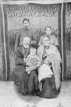 Семья священника Александра Миловидова: отец — священник Константин Миловидов с внуком Константином на руках, мать — Васса Степановна с внучкой Антониной на руках, брат Михаил с супругой Анисьей.<br><i>Все фотографии — из семейного архива Татьяны Михайловны Чекомасовой, правнучки священника Александра Миловидова</i>