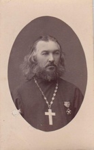 Священник Михаил Солодчин. 1880-е. Место хранения фотографии: Краевое государственное учреждение культуры «Красноярский краевой краеведческий музей». Опубл.: https://goskatalog.ru/portal/#/collections?id=18725359