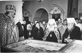 Никольский собор. У мощей святителя Никиты, епископа Новгородского. Слева направо: настоятель Никольского собора протоиерей Александр Ильин, архиепископ Сергий (Голубцов), протоиерей Иосиф Потапов, митрополит Илия (Карам), митрополит Ленинградский и Ладожский Питирим (Свиридов). Новгород, 1960.<br>Ист.: Протоиерей Иосиф Потапов ...
