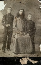 Священник Иоанн Илиевский с сыновьями Василием (стоит справа от отца) и Антонием<br><i>Фотографии предоставлены Викторией Дорофеевой, родственницей священника Иоанна Илиевского</i>