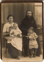 Священник Михаил Дрокин с семьей. 1915 или 1916