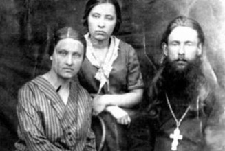 Священник Константин Самуилов с сестрами Софией (слева) и Наталией. Нач. 1930-х.<br>Ист.: «Всенощная» Наталии Самуиловой