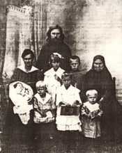 Диакон Михаил Белоусов с женой, матерью и детьми Александром, Людмилой, Любовью, Валентиной, Николаем, Борисом. Зима 1925–1926<br>Ист.: «Святое Оренбуржье» (www.oren-saint.ru)
