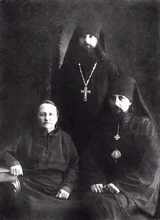 Фотография братьев Игнатия и Льва (стоит) с матерью Елизаветой Садковской<br>Ист.: ru.wikipedia.org