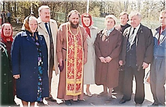 Протоиерей Валентин Слукин с прихожанами храма. 1994