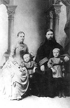 Свящ. Алексий Троицкий с матушкой и детьми Владимиром и Дмитрием. Ок. 1890 (martyr-spb.ru)