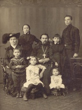 Священник Сергий Старков с семьей. Ок. 1914
(gorushka.narod.ru/ EpiskopSofrony.html)