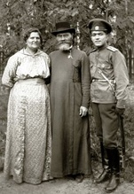 Священник Петр Поляков с супругой и сыном. 1910-е. <br> Ист.: «Я хотел гореть пред Богом как свеча...»