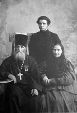 Протоиерей Семен Яворский с женой и сыном Михаилом<br>Фото из архива С. М. Доброумова предоставлено Верой Писаревской