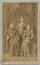 Диакон Петр Разумовский с супругой (сидят) и родственницей (сестрой или сестрой жены)