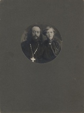 Священник Димитрий Шалфицкий с супругой(?). Нач. XX в., г. Бузулук. <br> Место хранения фотографии: Муниципальное бюджетное учреждение культуры г. Бузулука «Бузулукский краеведческий музей». Опубл.: https://goskatalog.ru/portal/#/collections?id=18556740