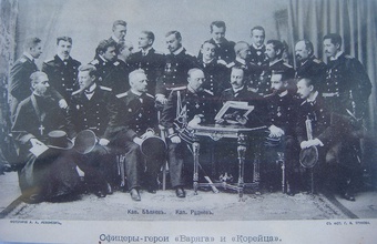 Отец Михаил (в первом ряду слева) среди офицеров «Варяга» и  «Корейца». 1904. <br> Ист.: ru.wikipedia.org
