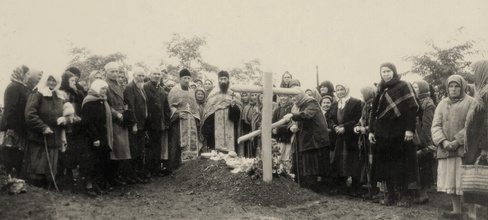 Духовенство и верующие у могилы прот. Валериана Тобурдановского, предположительно на 40-й день после смерти. Ближайшая  к надгробному кресту — супруга священника.<br><i>
Фотография предоставлена иереем Владимиром Шалмановым</i>