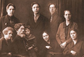 Священномученик Иоанн Днепровский (сидит второй слева) с семьей. 1930-е<br>
Ист.: Имена новомучеников, исповедников и всех невинно от богоборцев в годы гонений пострадавших в Саратовской митрополии