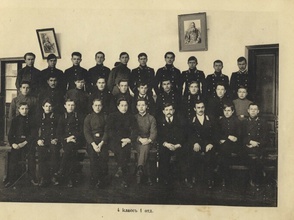 Ученики 4-го класса Тульской духовной семинарии в 1915, среди которых, вероятно, присутствует Василий Понитков<br><i>Фотография прислана Александрой Дмитриевой, внучкой священника Василия Пониткова</i>