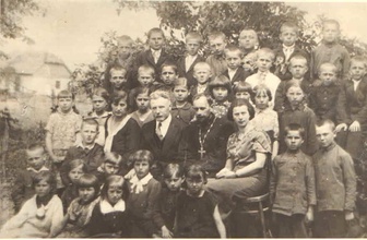 Священник Алексий Моргаевский со школьниками<br><i>Фотография предоставлена Галиной Шаповал, внучкой священника Алексия Моргаевского</i>