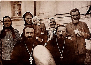 Сидят (слева направо): отец Евгений, брат его — отец Василий Серебряков; стоят: тетя мат. Татьяна, матушка Александра, родители о. Евгения — Анастасия и Стефан.<br>Ист.: Протоиерей Евгений Степанов ...