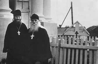Протоиерей Петр Удодов и иерей Владимир Жаворонков
у могилы о. Илариона. <br> Ист.: «Не люблю властвовать над людьми»