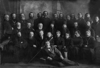 Епископ Осташковский Иаков (Маскаев) среди духовенства г. Осташкова. 1928 год<br>Ист.: fond.ru