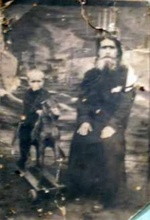 Отец Николай Залесский с сыном. 1910-е<br>Ист.: Астраханское духовенство