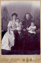 Священник Константин Колосов с супругой и детьми