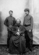 Служители Каргалинской церкви. Справа — псаломщик Александр Чудов. Село Каргалы, 7.8.914