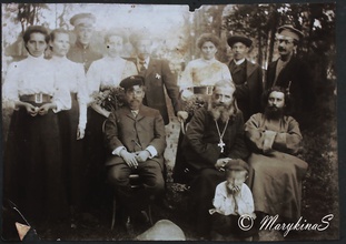 Священник Иван Добронравин в кругу родных и близких. Село Черное, 1 мая 1910. Пасха Господня. Крайняя слева — дочь Агафья, 3-я справа — дочь Клавдия, в центре стоит В. П. Сперанский — будущий зять.<br>Ист.: История нашей семьи ...