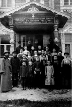 Диакон Константин Алексеевич Лебедев (стоит слева) с учителями и учениками церковно-приходской школы в с. Гвоздеве <br>Ист.: За Христа пострадавшие : Гонения на Русскую Православную Церковь ... Кн. 9. С. 180