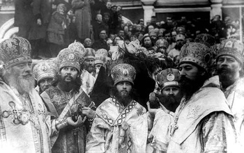 Еп. Иоасаф (Удалов; третий справа) на похоронах Патриарха Тихона (Беллавина)<br>Ист.: co6op.narod.ru
