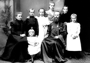 Семья Дерновых. Нач. ХХ в.<br>Ист.: Протопресвитер Александр Дернов. С. 160