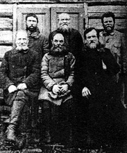 Рязанские священники в ссылке в г. Пинега. Евгений Иванович Пищулин (второй ряд, крайний слева). 1932. Ист.: history-ryazan.ru