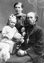 Священник Николай Пискановский с матушкой Клавдией Петровной и дочерью Ксенией. Одесса. 1918 (фото из семейного архива Пискановских. Предоставлены Пискановской Н.П.)