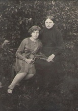 Сестра — Александра Васильевна Богоявленская (слева) с подругой Неониллой