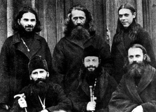 Священнослужители г. Орла. 1-й ряд слева направо: архим. Пантелеимон, свящ. Всеволод Ковригин, прот. Аркадий Оболенский; 2-й ряд слева направо: прот. Иоанн Дубакин, прот. Лев Адамов, свящ. Владимир Ястребов<br>Ист.: Новомученики, исповедники ...