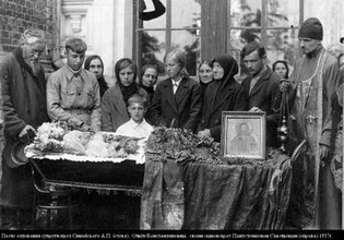 Священник Пантелеимон Савельев (справа) со своим отцом протоиереем Алексием Синайским (слева) после отпевания своей мамы Ольги Константиновны, 1937  (Ист.: Коллекция ПСТГУ)