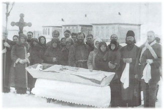 Свящ. Александр Перов с прихожанами храма свв. Космы и Дамиана с. Невежкино. 1931