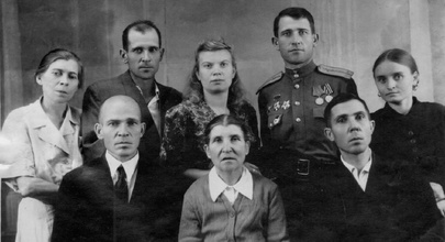 Вдова и сыновья священника Василия Михайловича Петрова с женами. Куйбышев, 1947 г. Ист.: Хроника сельского прихода ... С. 277
