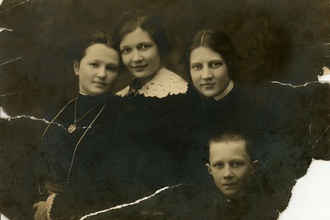 Дети прот. Иосифа Фуделя — Сергей (справа) с сестрами Марией, Лидией и Ниной. Москва, 1910-е.<br>Ист.: Фудели. Три поколения одной семьи