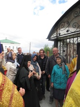Игумения Ариадна (Плюснина) и потомки сщмч. Михаила Накарякова. Усолье, 4.08.2018.<br><i>Фотография предоставлена Михаилом Полуниным, правнуком сщмч. Михаила Накарякова</i>