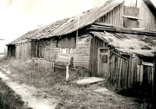 Бараки для заключенных в пос. Пезмог. 1989