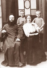 Диакон Петр Шмарин с супругой Клавдией Георгиевной,
Марией и Николаем (стоит справа). 1910
